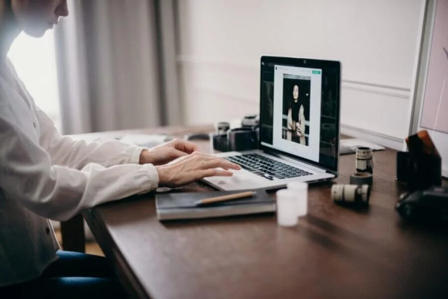 Online photography tutorials helping beginners learn camera techniques and photography skills