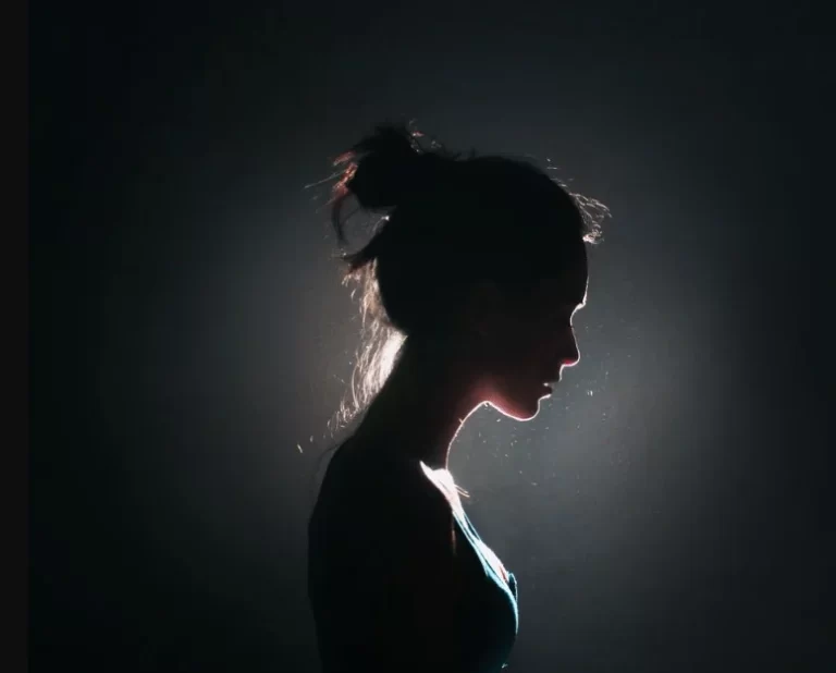 Photography example showing how different light directions affect the subject’s appearance, creating depth, texture, shadows, and an aesthetic visual style.