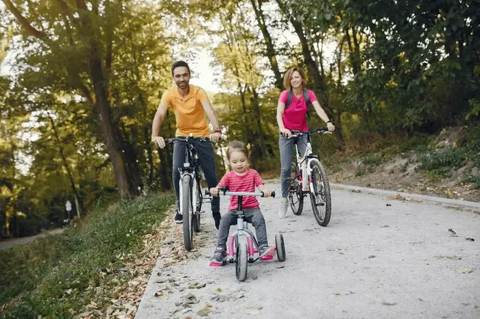 Bicycle riding, Family photo ideas