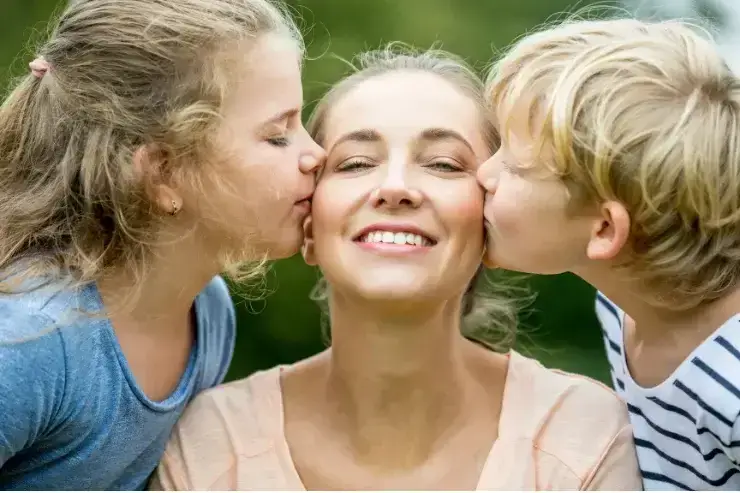 Children kissing their mother, family photo ideas