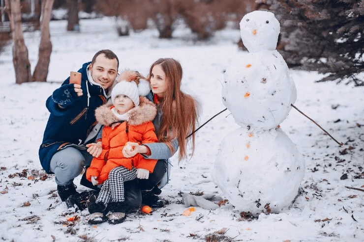 family members photography in the snow