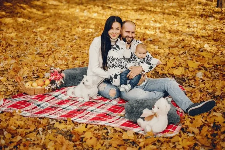 Warm autumn-inspired family portrait featuring cozy seasonal outfits, golden leaves, and a natural fall backdrop for timeless photography.