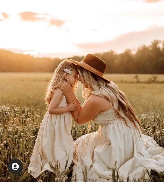 Mother-Daughter Posing Ideas with a Cowboy Hat